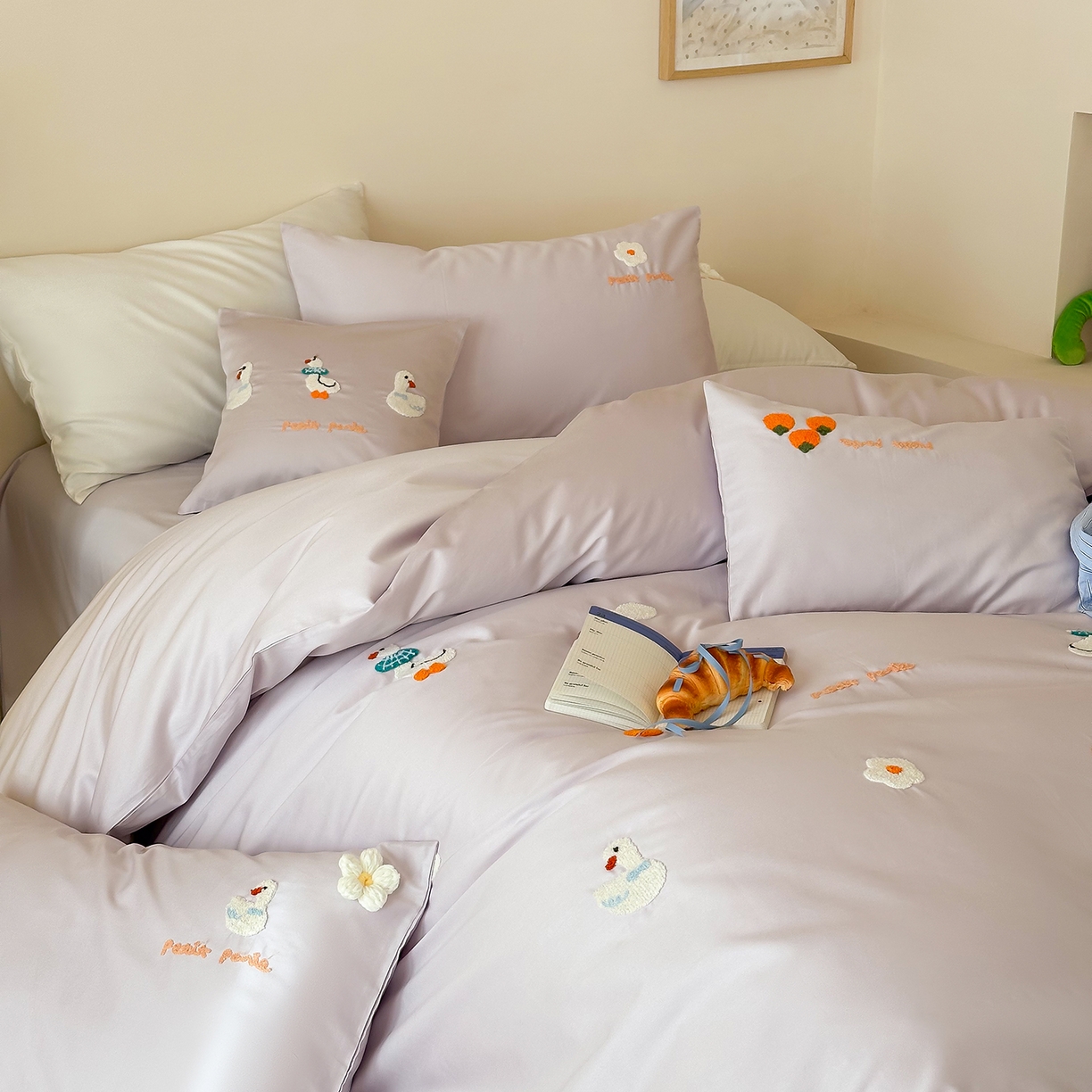 91家纺网 家纺一手货源 找家纺 极简 2026新款长绒棉毛巾绣四件套-萌鸭乐园（需要买家秀，联系门市客服。小号控价258标准288加大308） 萌鸭乐园-紫