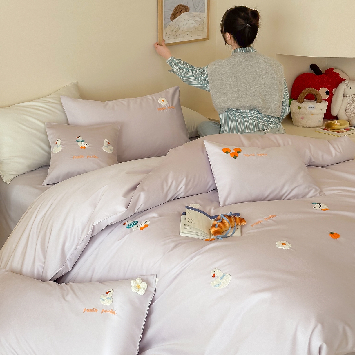 91家纺网 家纺一手货源 找家纺 极简 2026新款长绒棉毛巾绣四件套-萌鸭乐园（需要买家秀，联系门市客服。小号控价258标准288加大308） 萌鸭乐园-紫