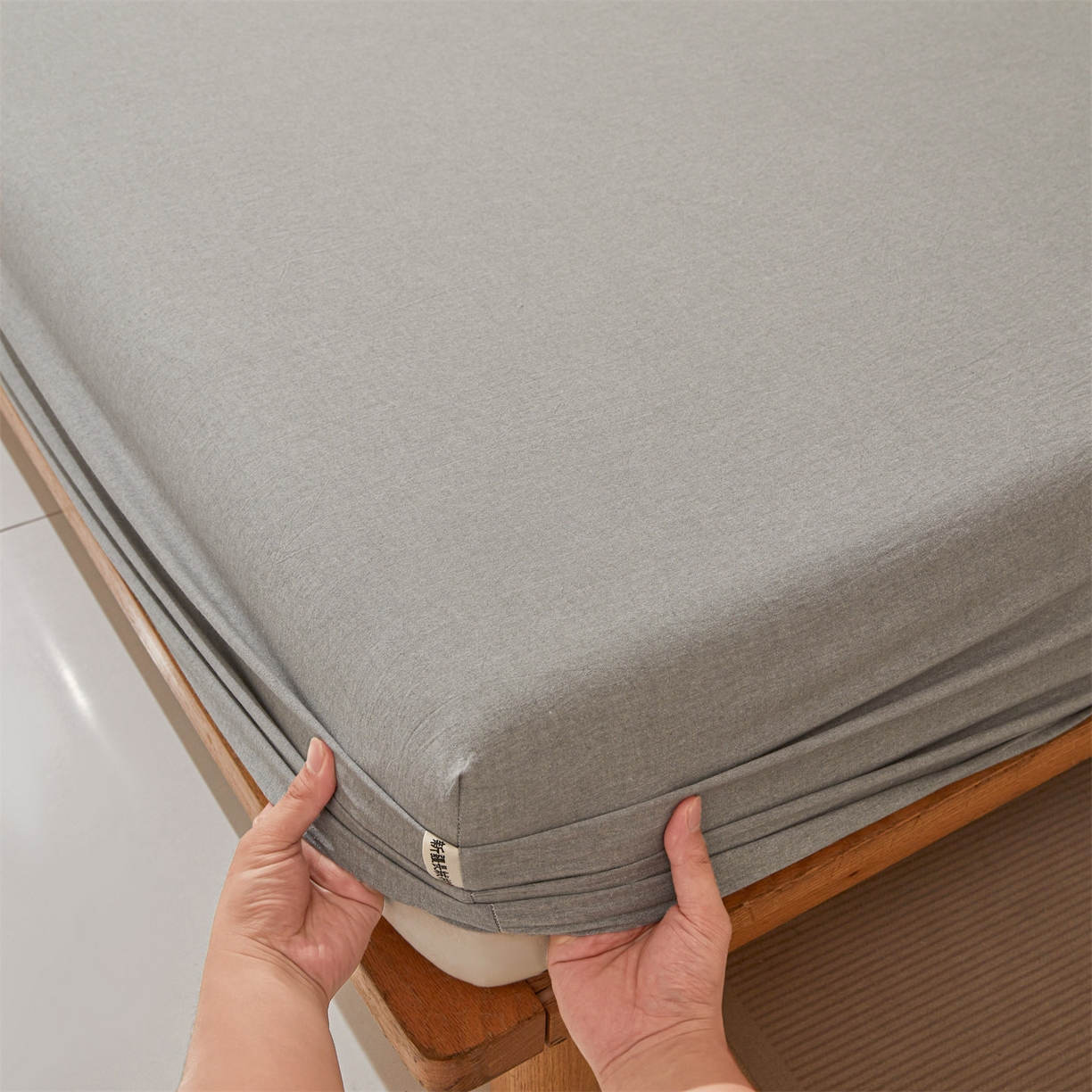 91家纺网 家纺一手货源 找家纺 女子家纺 2026新款全棉色织水洗纯色条格纯棉单层床笠床垫保护套 拾忆-灰色