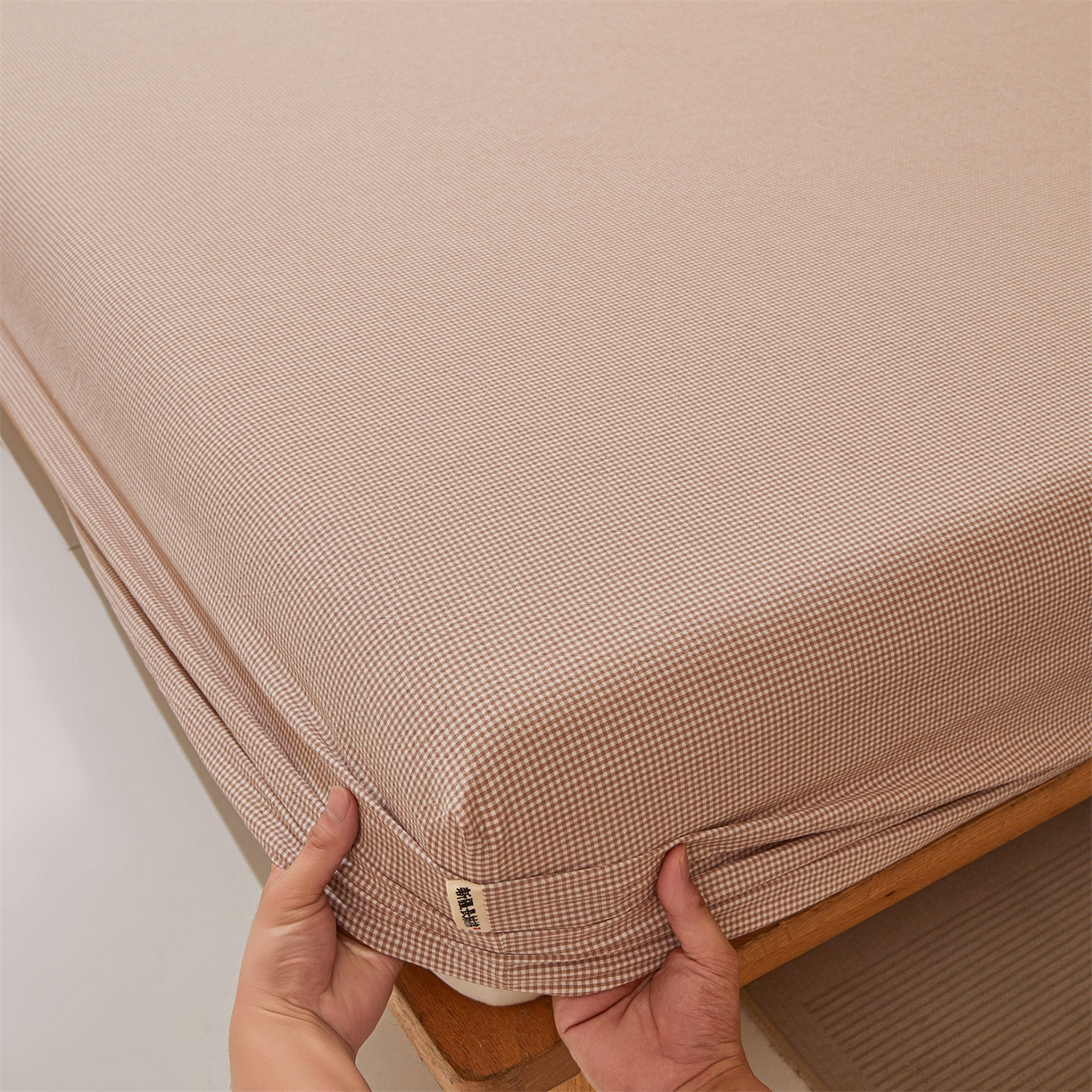 91家纺网 家纺一手货源 找家纺 女子家纺 2026新款全棉色织水洗纯色条格纯棉单层床笠床垫保护套 拾忆-条格粉