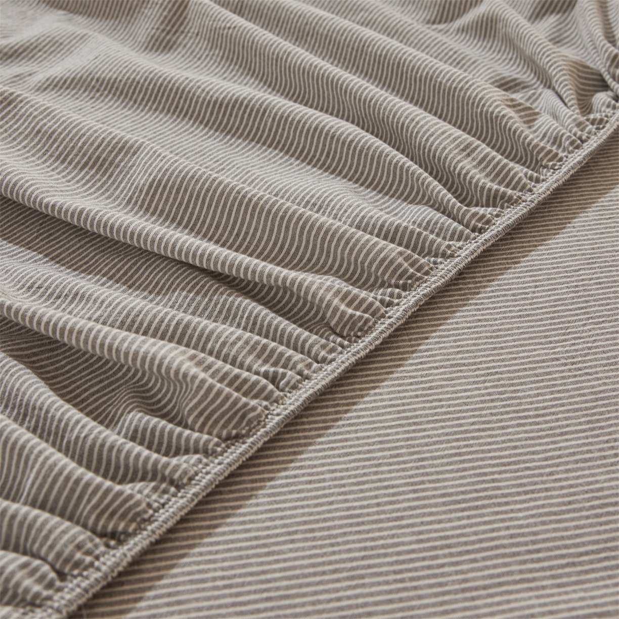 91家纺网 家纺一手货源 找家纺 女子家纺 2026新款全棉色织水洗纯色条格纯棉单层床笠床垫保护套 拾忆-条纹灰