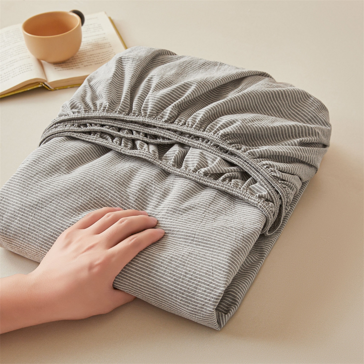 91家纺网 家纺一手货源 找家纺 女子家纺 2026新款全棉色织水洗纯色条格纯棉单层床笠床垫保护套 拾忆-条纹灰