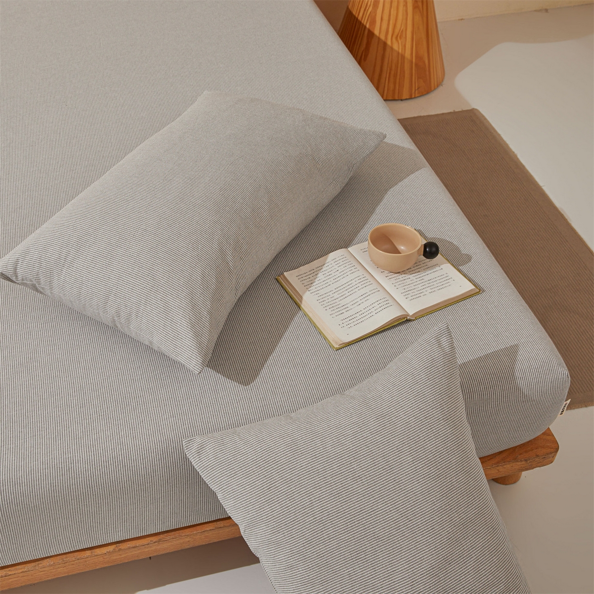 91家纺网 家纺一手货源 找家纺 女子家纺 2026新款全棉色织水洗纯色条格纯棉单层床笠床垫保护套 拾忆-条纹灰