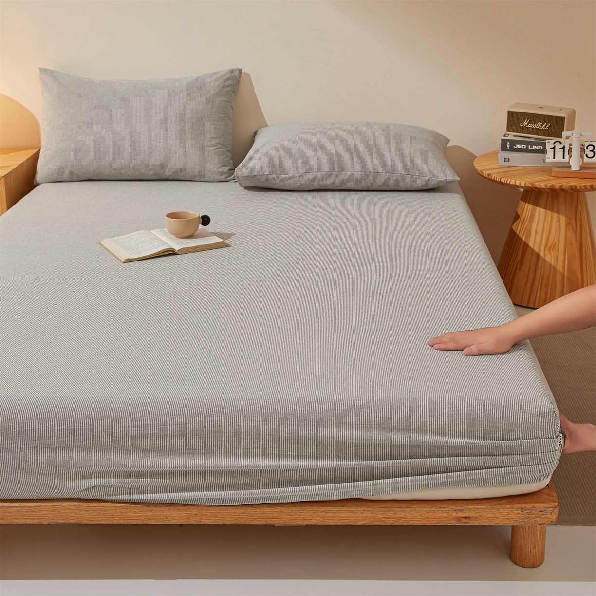 91家纺网 家纺一手货源 找家纺 女子家纺 2026新款全棉色织水洗纯色条格纯棉单层床笠床垫保护套 拾忆-条纹灰