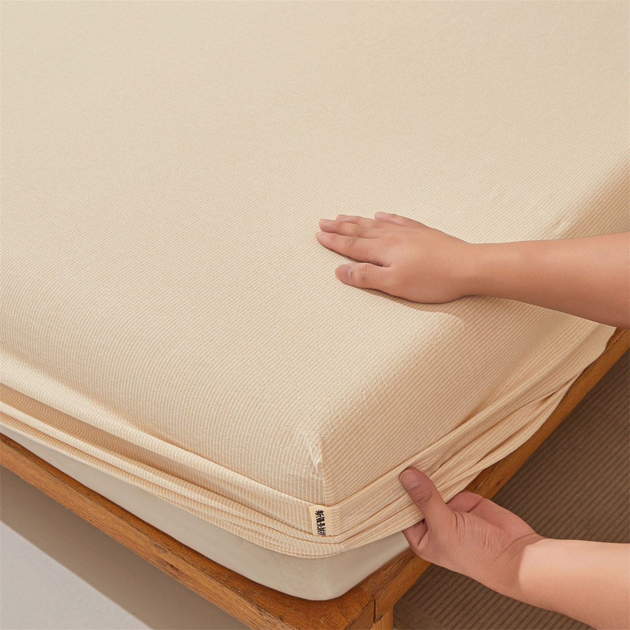 91家纺网 家纺一手货源 找家纺 女子家纺 2026新款全棉色织水洗纯色条格纯棉单层床笠床垫保护套 拾忆-条纹卡其