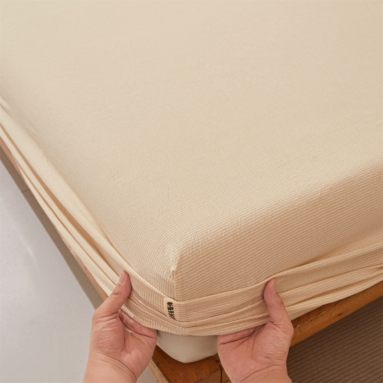 91家纺网 家纺一手货源 找家纺 女子家纺 2026新款全棉色织水洗纯色条格纯棉单层床笠床垫保护套 拾忆-条纹卡其