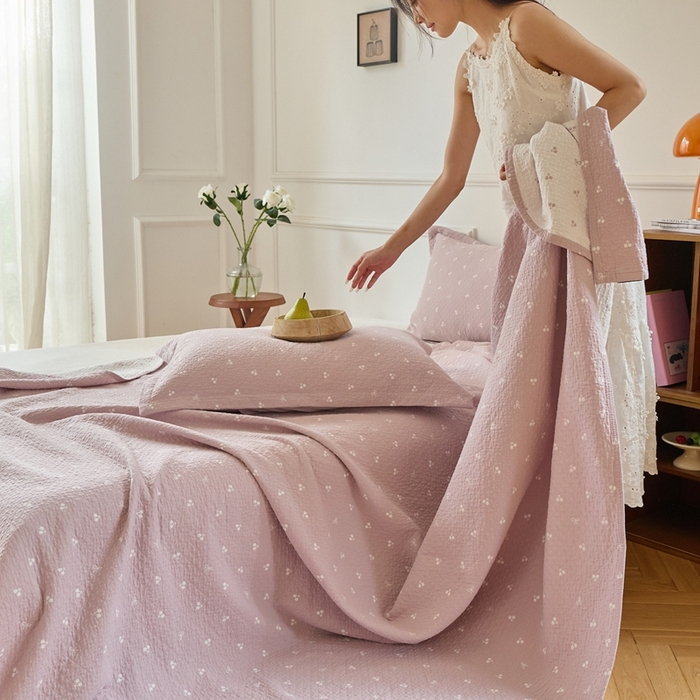 91家纺网 家纺一手货源 找家纺 （总）沐瑟家纺 2025新款亲肤舒适色织提花纱布床盖三件套盖毯毯子-樱桃系列