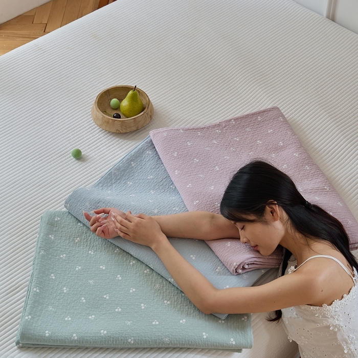 91家纺网 家纺一手货源 找家纺 （总）沐瑟家纺 2025新款亲肤舒适色织提花纱布床盖三件套盖毯毯子-樱桃系列