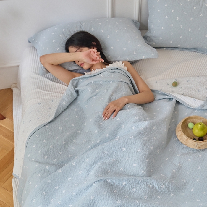 91家纺网 家纺一手货源 找家纺 沐瑟家纺 2025新款亲肤舒适色织提花纱布床盖三件套盖毯毯子-樱桃系列 樱桃蓝色