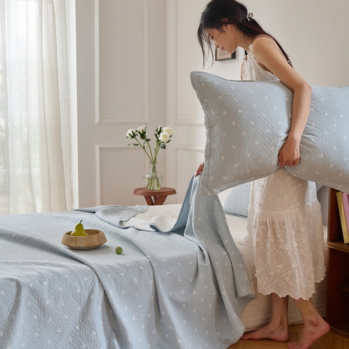 91家纺网 家纺一手货源 找家纺 沐瑟家纺 2025新款亲肤舒适色织提花纱布床盖三件套盖毯毯子-樱桃系列 樱桃蓝色