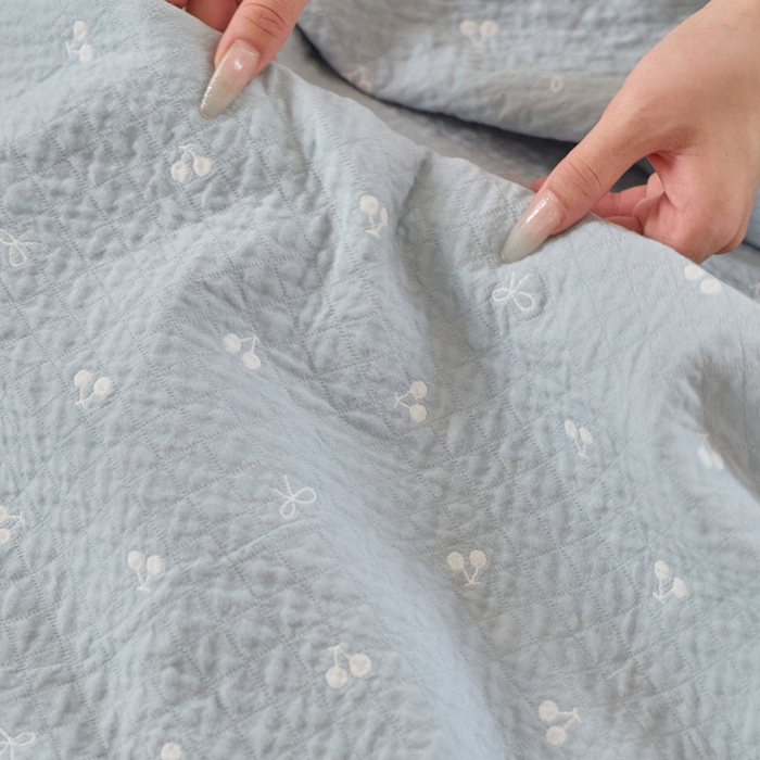 91家纺网 家纺一手货源 找家纺 沐瑟家纺 2025新款亲肤舒适色织提花纱布床盖三件套盖毯毯子-樱桃系列 樱桃蓝色