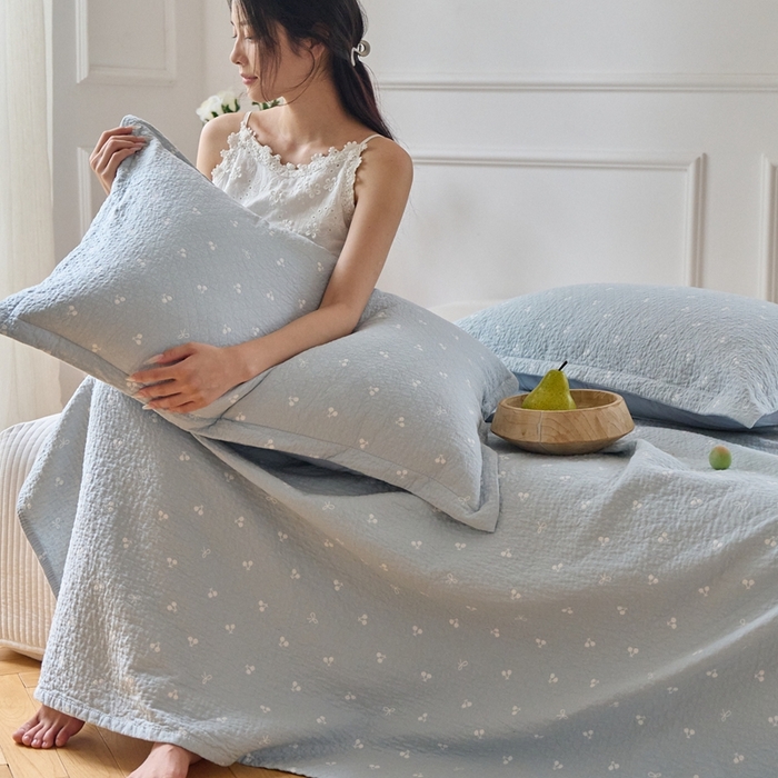 91家纺网 家纺一手货源 找家纺 沐瑟家纺 2025新款亲肤舒适色织提花纱布床盖三件套盖毯毯子-樱桃系列 樱桃蓝色