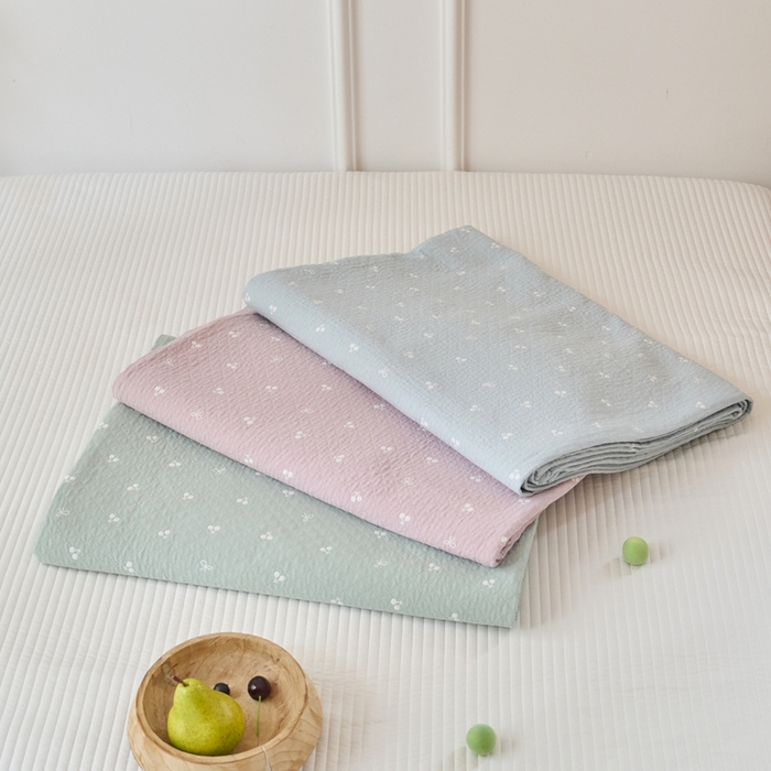 91家纺网 家纺一手货源 找家纺 沐瑟家纺 2025新款亲肤舒适色织提花纱布床盖三件套盖毯毯子-樱桃系列 樱桃蓝色