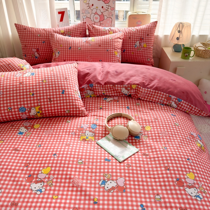 91家纺网 家纺一手货源 找家纺 曼之夏 2026新款全棉三丽鸥正版授权卡通四件套 红格凯蒂