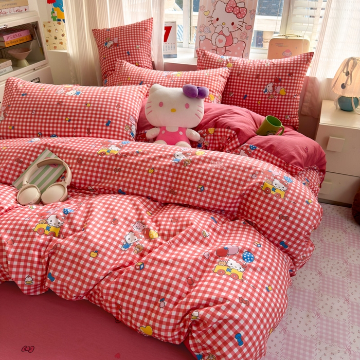 91家纺网 家纺一手货源 找家纺 曼之夏 2026新款全棉三丽鸥正版授权卡通四件套 红格凯蒂