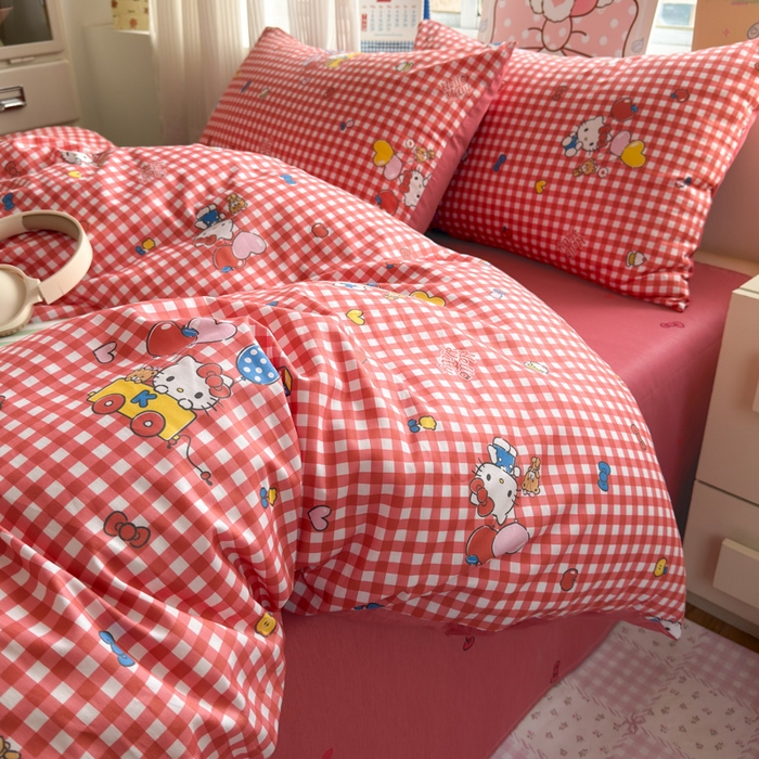 91家纺网 家纺一手货源 找家纺 曼之夏 2026新款全棉三丽鸥正版授权卡通四件套 红格凯蒂