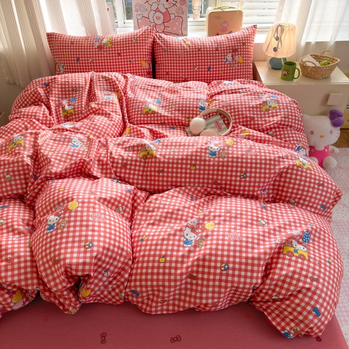 91家纺网 家纺一手货源 找家纺 曼之夏 2026新款全棉三丽鸥正版授权卡通四件套 红格凯蒂