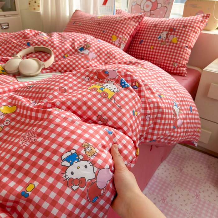 91家纺网 家纺一手货源 找家纺 曼之夏 2026新款全棉三丽鸥正版授权卡通四件套 红格凯蒂