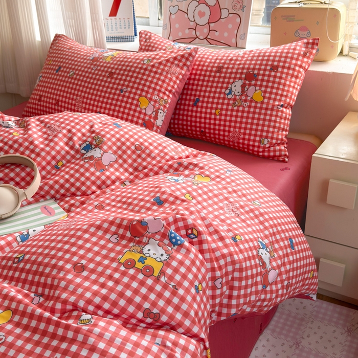 91家纺网 家纺一手货源 找家纺 曼之夏 2026新款全棉三丽鸥正版授权卡通四件套 红格凯蒂