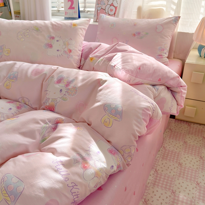 91家纺网 家纺一手货源 找家纺 曼之夏 2026新款全棉三丽鸥正版授权卡通四件套 蘑菇凯蒂