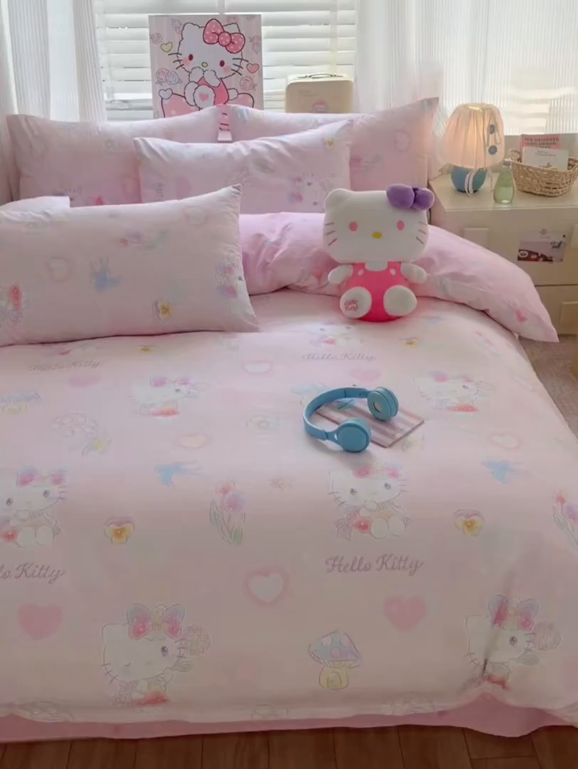 91家纺网 家纺一手货源 找家纺 曼之夏 2026新款全棉三丽鸥正版授权卡通四件套 蘑菇凯蒂