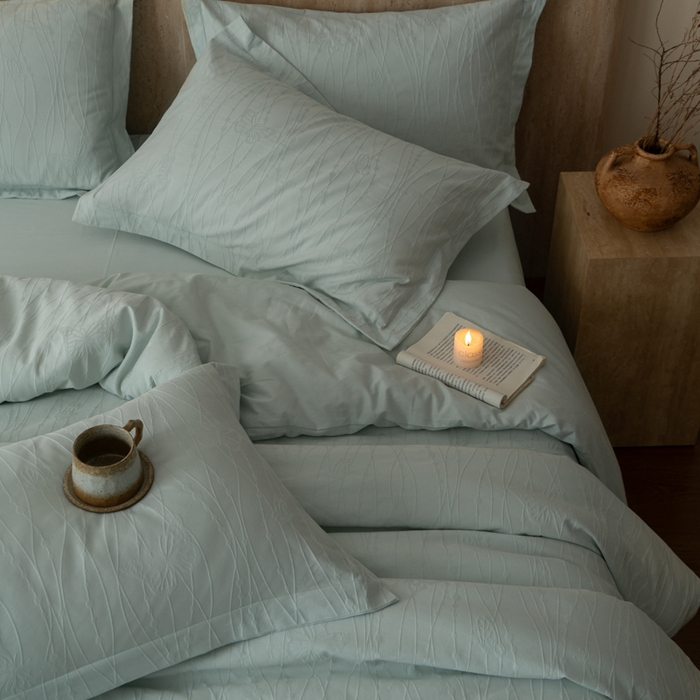 91家纺网 家纺一手货源 找家纺 爱思佳 2026新款A类全棉60s浮雕亮面提花系列四件套 蝶梦蓝