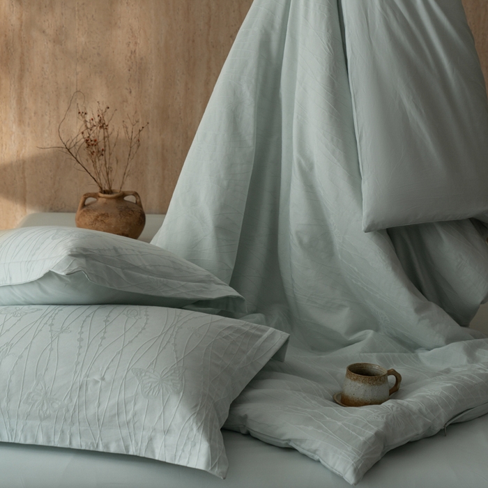 91家纺网 家纺一手货源 找家纺 爱思佳 2026新款A类全棉60s浮雕亮面提花系列四件套 蝶梦蓝