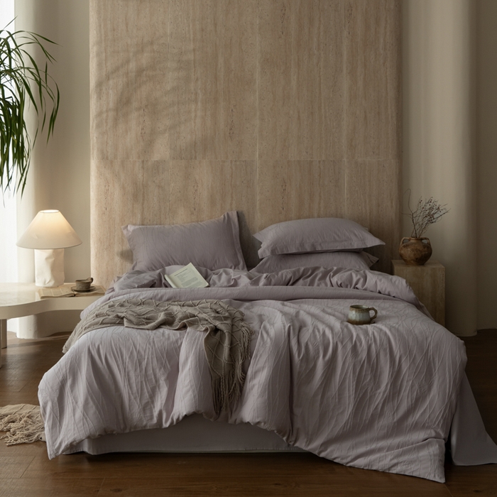 91家纺网 家纺一手货源 找家纺 爱思佳 2026新款A类全棉60s浮雕亮面提花系列四件套 蝶梦紫