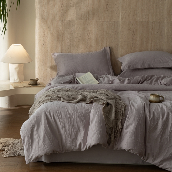 91家纺网 家纺一手货源 找家纺 爱思佳 2026新款A类全棉60s浮雕亮面提花系列四件套 蝶梦紫