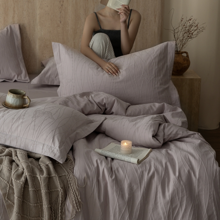 91家纺网 家纺一手货源 找家纺 爱思佳 2026新款A类全棉60s浮雕亮面提花系列四件套 蝶梦紫