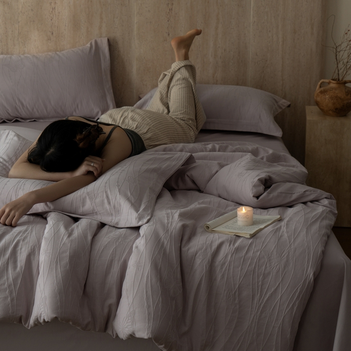 91家纺网 家纺一手货源 找家纺 爱思佳 2026新款A类全棉60s浮雕亮面提花系列四件套 蝶梦紫