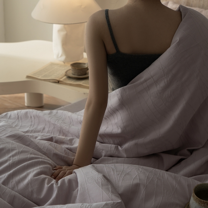 91家纺网 家纺一手货源 找家纺 爱思佳 2026新款A类全棉60s浮雕亮面提花系列四件套 蝶梦紫