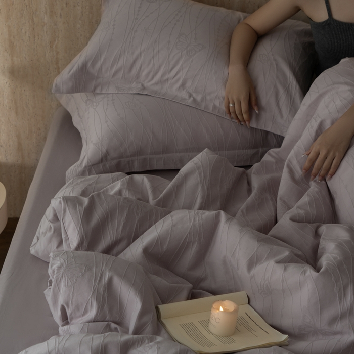 91家纺网 家纺一手货源 找家纺 爱思佳 2026新款A类全棉60s浮雕亮面提花系列四件套 蝶梦紫