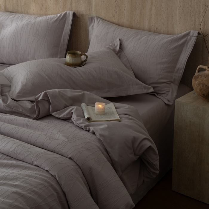 91家纺网 家纺一手货源 找家纺 爱思佳 2026新款A类全棉60s浮雕亮面提花系列四件套 蝶梦紫