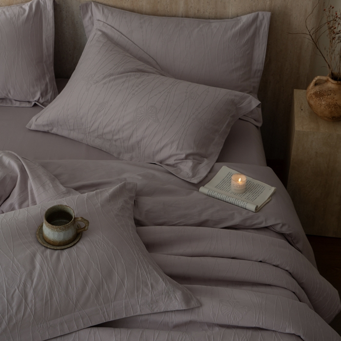 91家纺网 家纺一手货源 找家纺 爱思佳 2026新款A类全棉60s浮雕亮面提花系列四件套 蝶梦紫