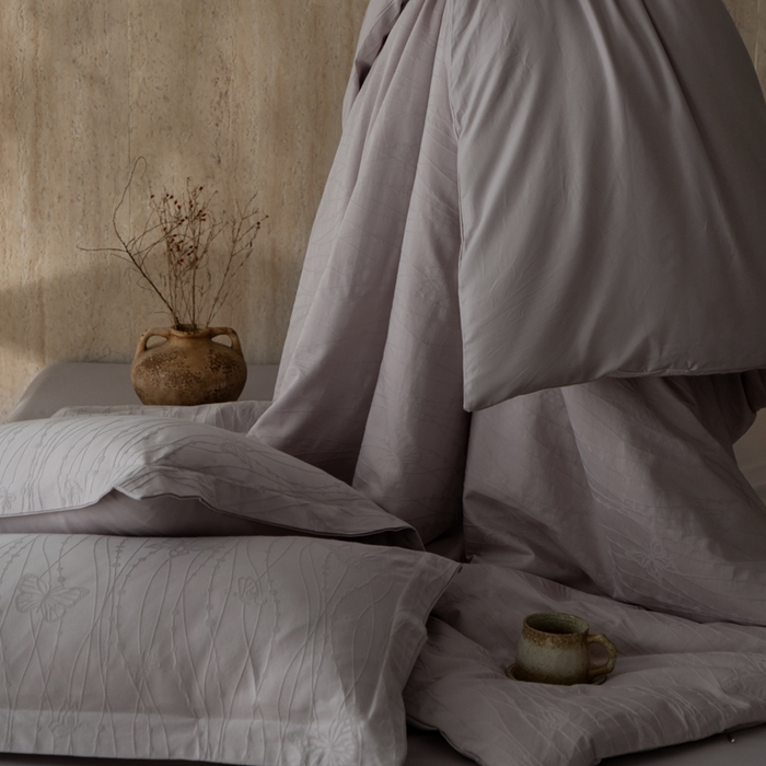 91家纺网 家纺一手货源 找家纺 爱思佳 2026新款A类全棉60s浮雕亮面提花系列四件套 蝶梦紫