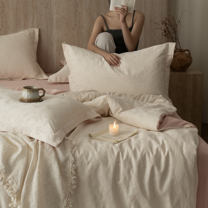 91家纺网 家纺一手货源 找家纺 爱思佳 2026新款A类全棉60s浮雕亮面提花系列四件套 蝶舞-粉