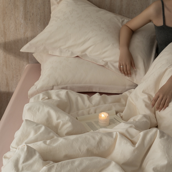 91家纺网 家纺一手货源 找家纺 爱思佳 2026新款A类全棉60s浮雕亮面提花系列四件套 蝶舞-粉