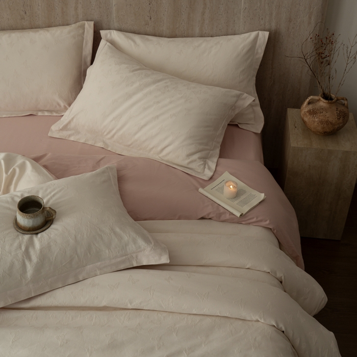 91家纺网 家纺一手货源 找家纺 爱思佳 2026新款A类全棉60s浮雕亮面提花系列四件套 蝶舞-粉