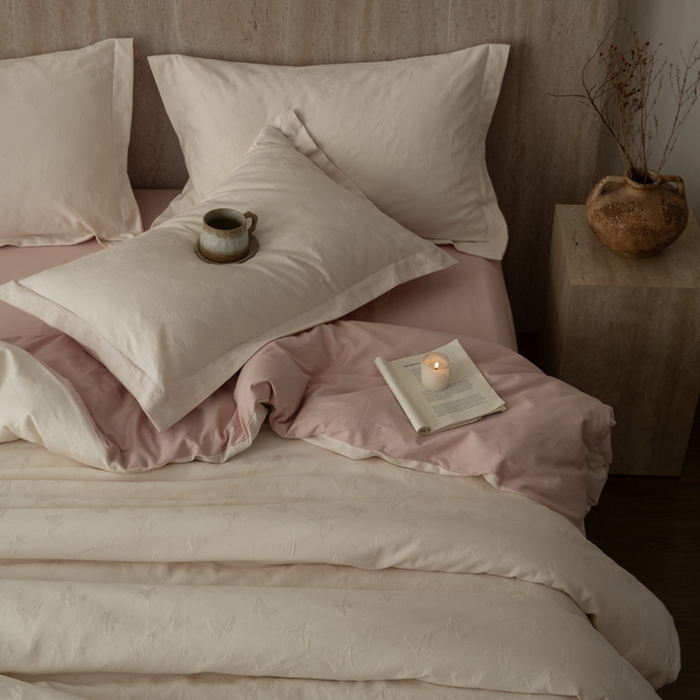 91家纺网 家纺一手货源 找家纺 爱思佳 2026新款A类全棉60s浮雕亮面提花系列四件套 蝶舞-粉