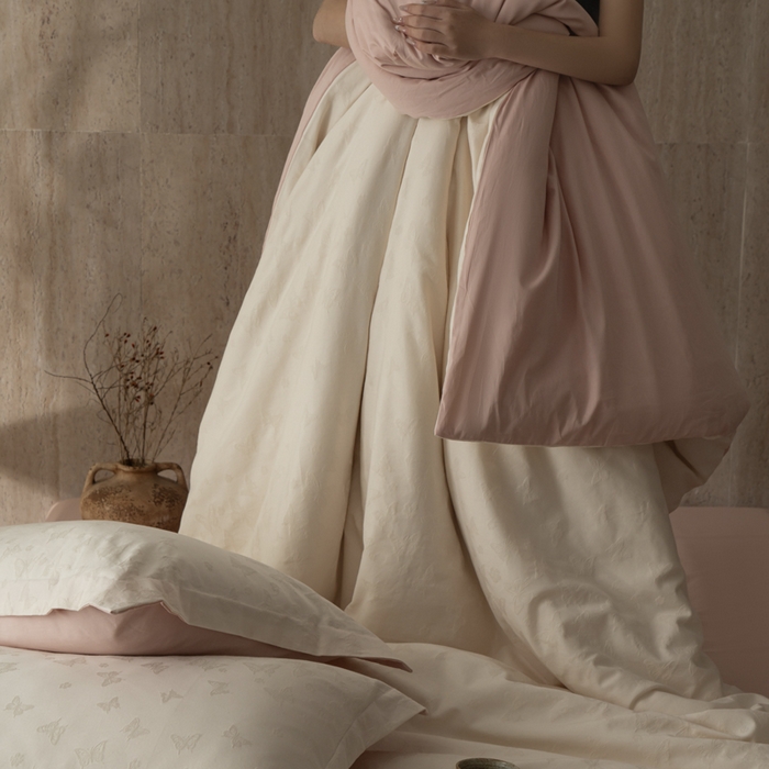 91家纺网 家纺一手货源 找家纺 爱思佳 2026新款A类全棉60s浮雕亮面提花系列四件套 蝶舞-粉