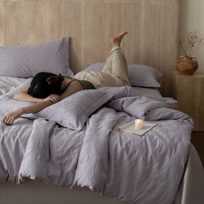 91家纺网 家纺一手货源 找家纺 爱思佳 2026新款A类全棉60s浮雕亮面提花系列四件套 枫韵紫