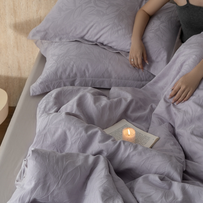 91家纺网 家纺一手货源 找家纺 爱思佳 2026新款A类全棉60s浮雕亮面提花系列四件套 枫韵紫