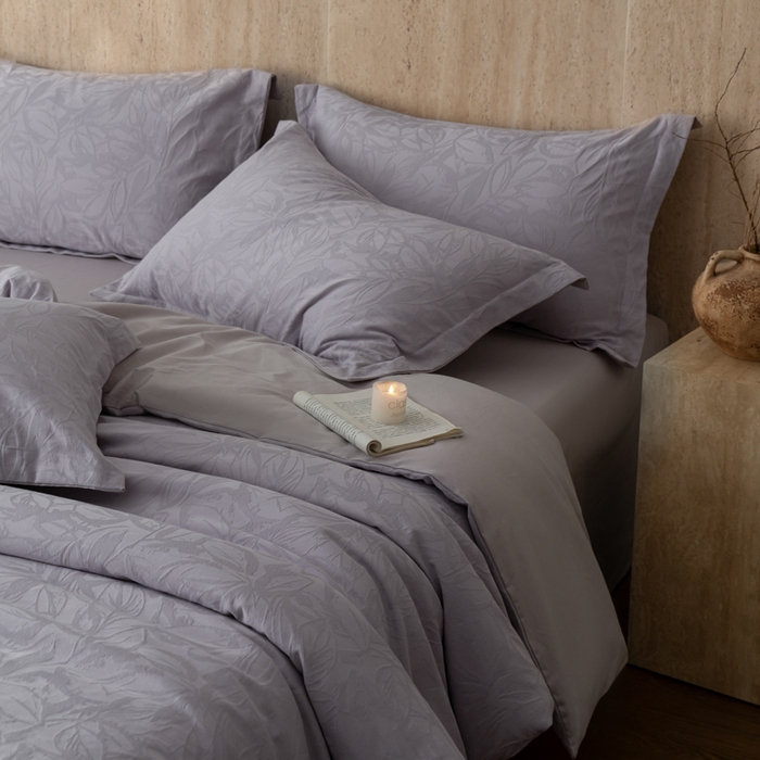 91家纺网 家纺一手货源 找家纺 爱思佳 2026新款A类全棉60s浮雕亮面提花系列四件套 枫韵紫