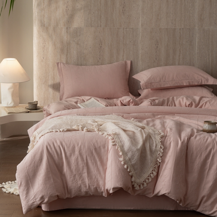 91家纺网 家纺一手货源 找家纺 爱思佳 2026新款A类全棉60s浮雕亮面提花系列四件套 浪漫粉