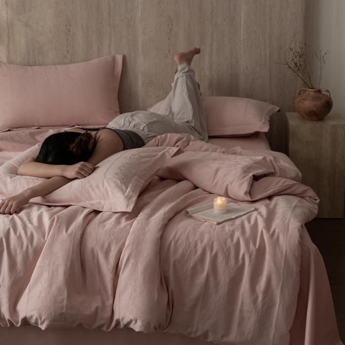 91家纺网 家纺一手货源 找家纺 爱思佳 2026新款A类全棉60s浮雕亮面提花系列四件套 浪漫粉