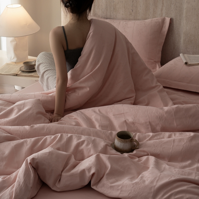 91家纺网 家纺一手货源 找家纺 爱思佳 2026新款A类全棉60s浮雕亮面提花系列四件套 浪漫粉