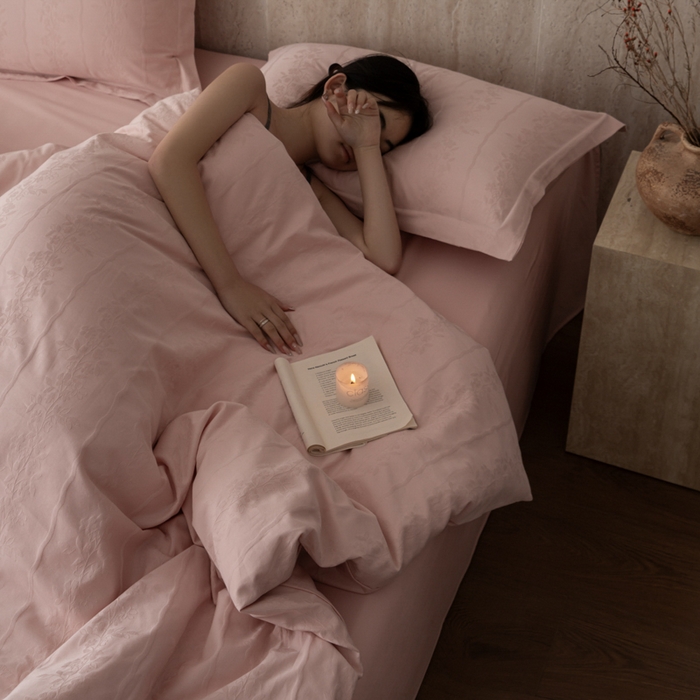 91家纺网 家纺一手货源 找家纺 爱思佳 2026新款A类全棉60s浮雕亮面提花系列四件套 浪漫粉