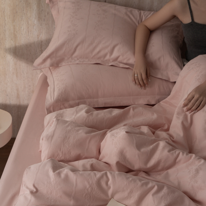 91家纺网 家纺一手货源 找家纺 爱思佳 2026新款A类全棉60s浮雕亮面提花系列四件套 浪漫粉