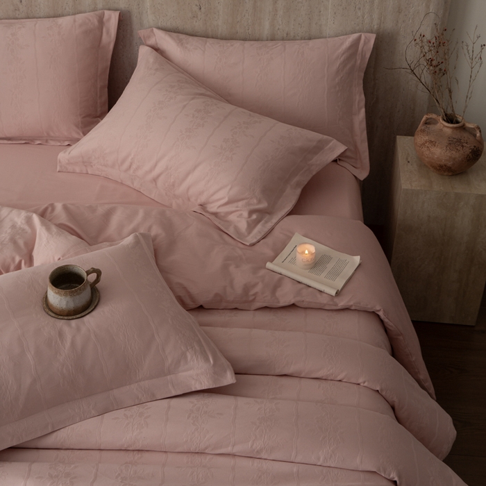 91家纺网 家纺一手货源 找家纺 爱思佳 2026新款A类全棉60s浮雕亮面提花系列四件套 浪漫粉